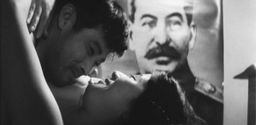 معاشقه‌ی ژاپنی پر پیش‌گاه نگاه چشم‌چرانانه‌ی استالین در فیلم اسرار پشت دیوارها