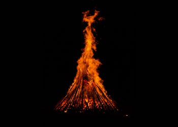 مرگ‌سیاست و ماتریالیسم لیبیدویی خورشیدمرکز