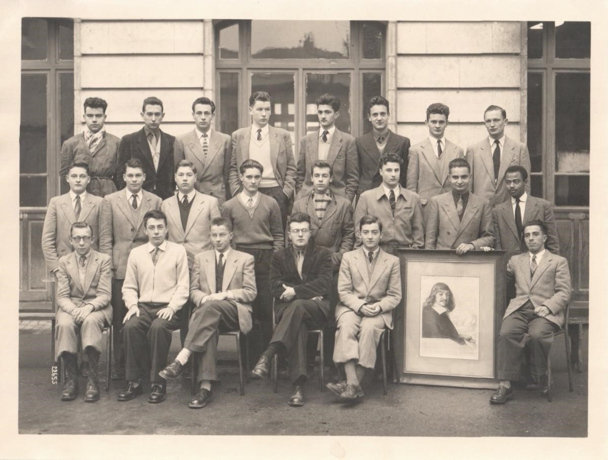 سیموندون با دانشجویان لیسه دکارت در تور، اوایل دهه 1950.